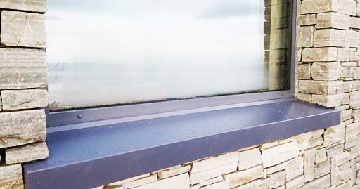 Parapet zewnętrzny przy elewacji z kamienia